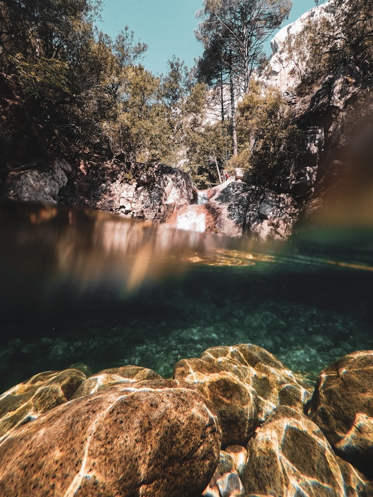 Plan d'eau calme en Corse