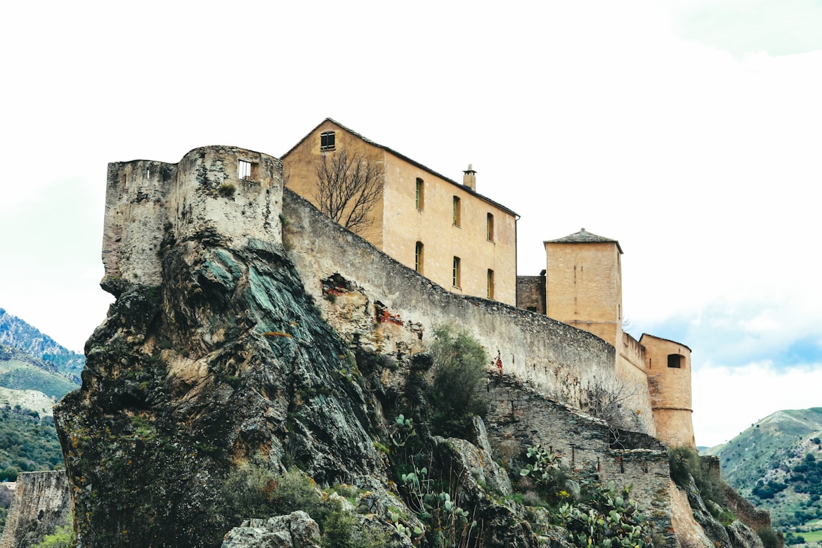 Maison sur une falaise